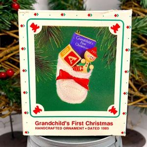 ✨Vintage✨ 1985 Hallmark “Grandchild’s First Christmas” ornament.